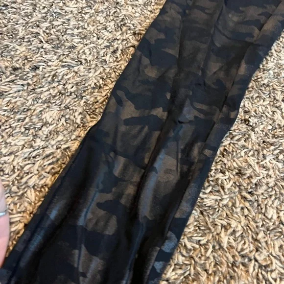 Spanx faux leather camo print full-length leggings size small - Picture 3 of 4